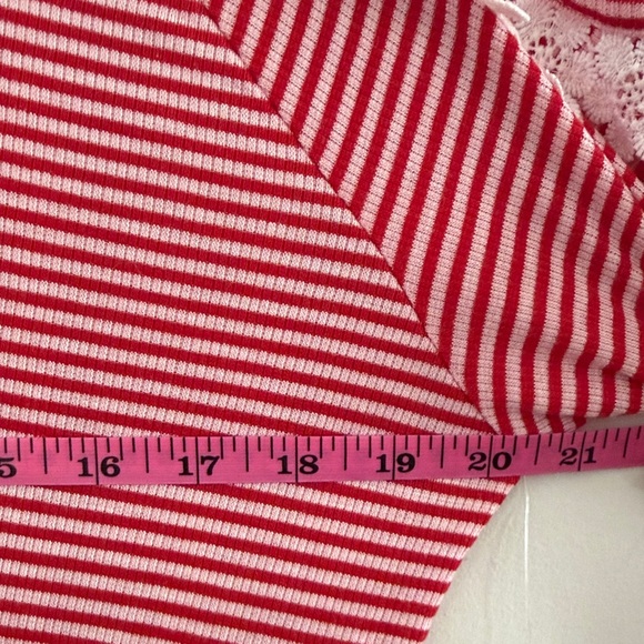 Allie & Rob Lace Trimmed Cold Shoulder Red Striped Tee Size L NWT - Picture 6 of 10